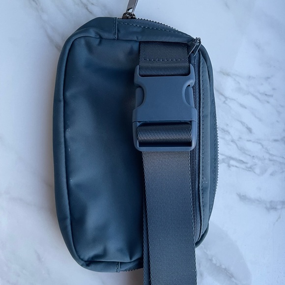 Lululemon Everywhere Belt Bag *CURRENTLY SOLD OUT ONLINE - Picture 3 of 4